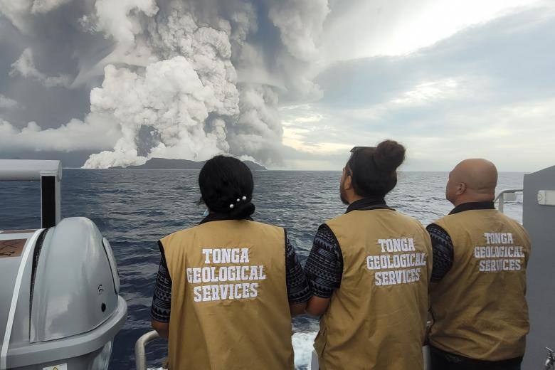 टोंगामा ज्वालामुखी विस्फोटमा परेर चारजनाको मृत्यु, विमानस्थलको खरानी हटाइदै