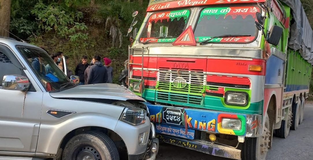 लुम्बिनी प्रदेश सांसद चढेको गाडीलाई ट्रकले ठक्कर दियो, दुई जना घाइते    