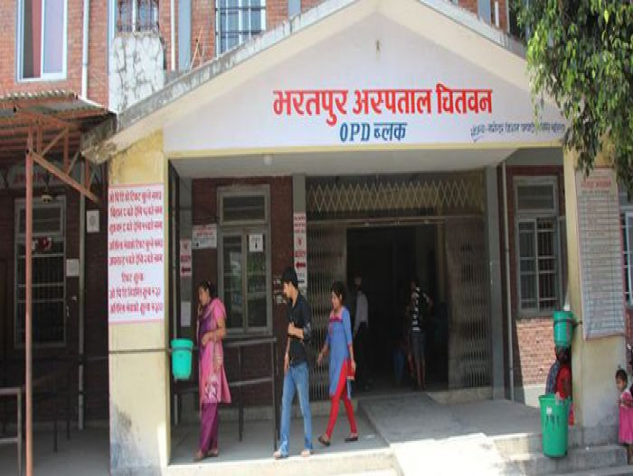 विरामीका आफन्तले भरतपुर अस्पतालका चिकित्सक र नर्सलाई कोठामा थुने