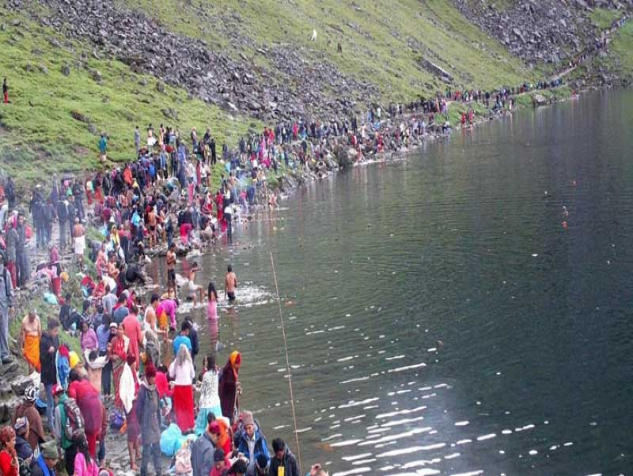 गोसाइँकुण्ड पुगे १० हजार भक्तजन
