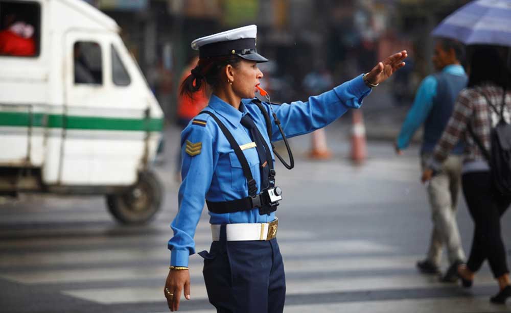 मापसे गरी स्कुल बस चलाउने पाँच चालकलाई कारबाही