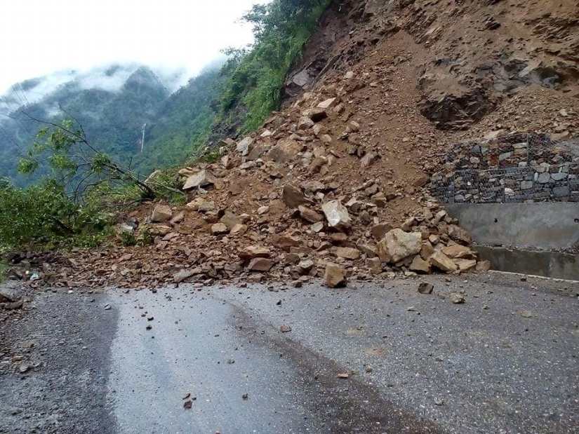 पहिरोले पृथ्वीराजमार्गको जामुने–खैरेनी सडक अवरुद्ध