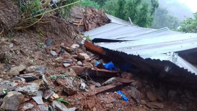 पहिरोले घर बगाउँदा दुईको मृत्य, तीन जना बेपत्ता