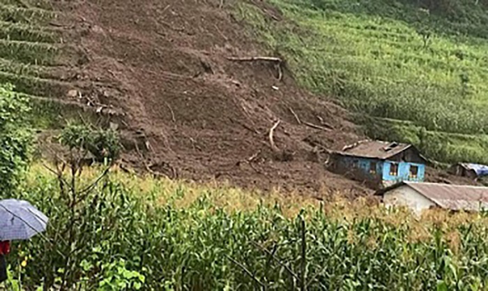 पहिरोले दोलखामा चार घरमा क्षति