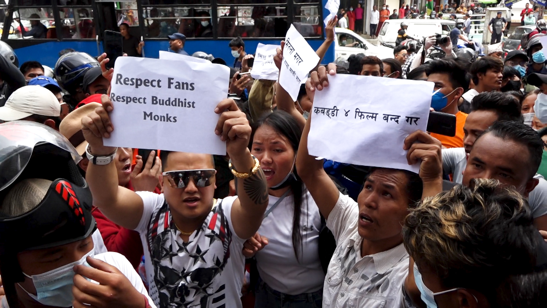 निर्दोषलाई फसाइएको भन्दै चावहिलमा विरोध प्रदर्शन, नायिकाले माफी माग्नुपर्ने माग