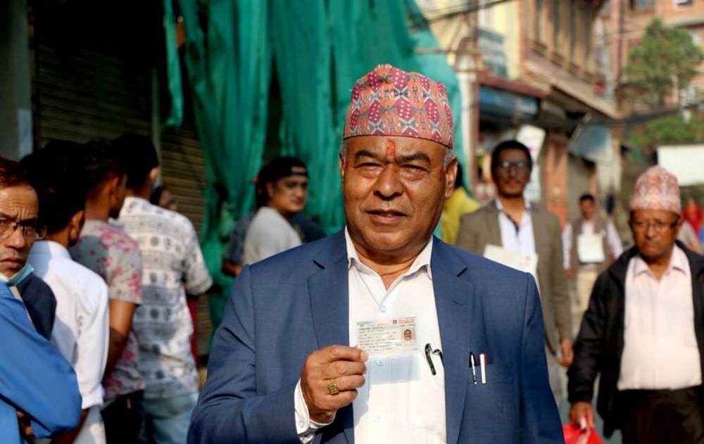 ललितपुर महानगरपालिका मेयर उम्मेदवार व्यञ्जनकारद्वारा मतदान