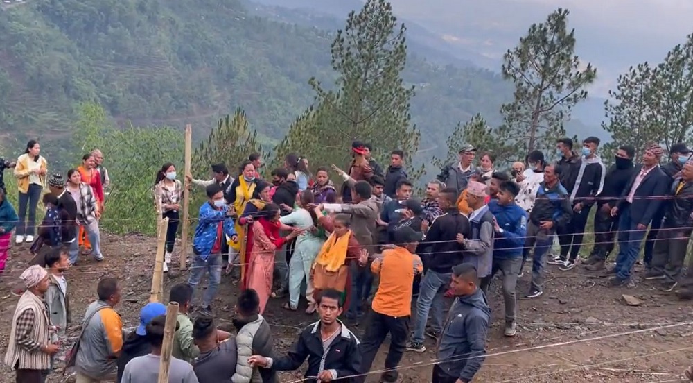 बारामा झडप, प्रहरीद्वारा अश्रुग्यास प्रहार- मतदान रोकियो