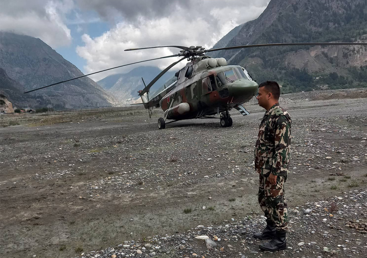 तारा एयरको जहाज खोज्न गएको सेनाको हेलिकोप्टर थासाङमा अवतरण