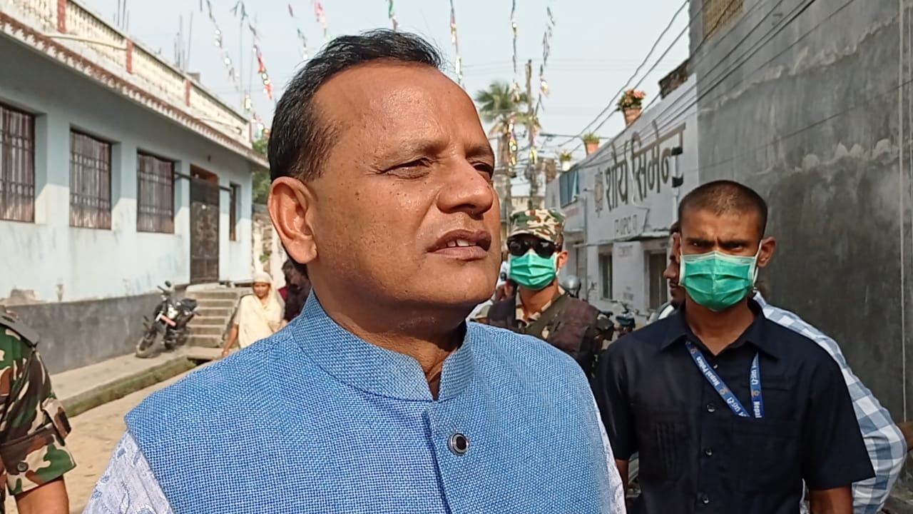 राजीनामा दिँदै मुख्यमन्त्री राउत
