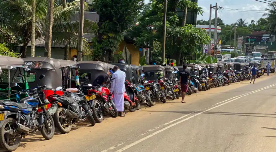 श्रीलङ्कामा इन्धन भण्डारण खाली भएको अधिकारीको दाबी