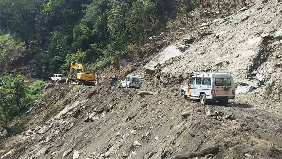 बेँसीसहर–चामे सडक एक साता बन्द