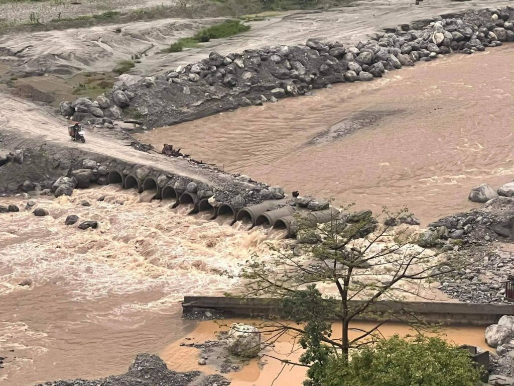 मेलम्चीको बाढीले क्षतिग्रस्त अस्थायी पुलको मर्मत सुरु