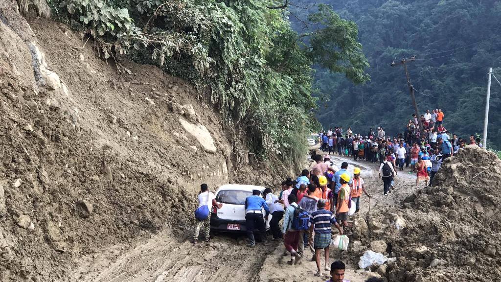 बाढी र पहिरोका कारण आज यी सडक छन् अवरुद्ध
