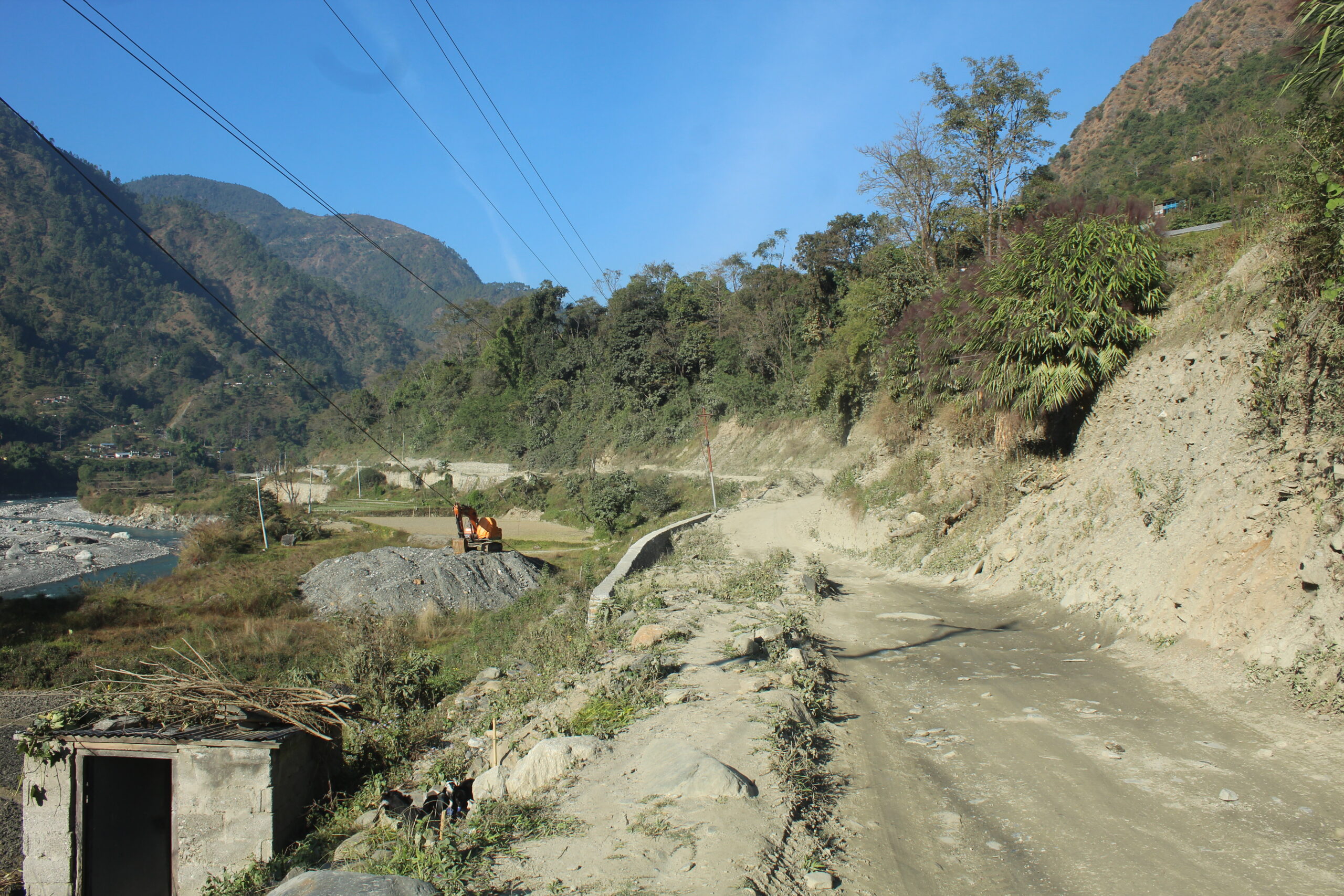 ट्रयाक खोलेको १६ वर्षपछि सडक स्तरोन्नती गरिँदै