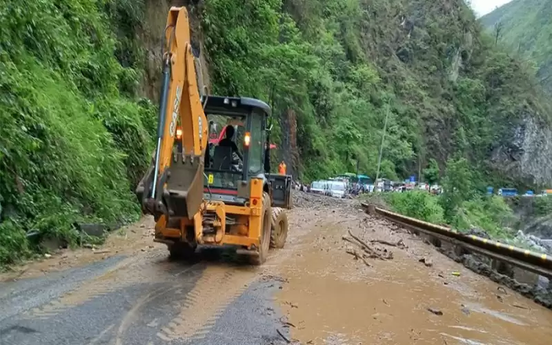 अवरुद्व डुम्रे–आँबुखैरेनी सडकखण्ड पाँच घण्टापछि खुल्यो