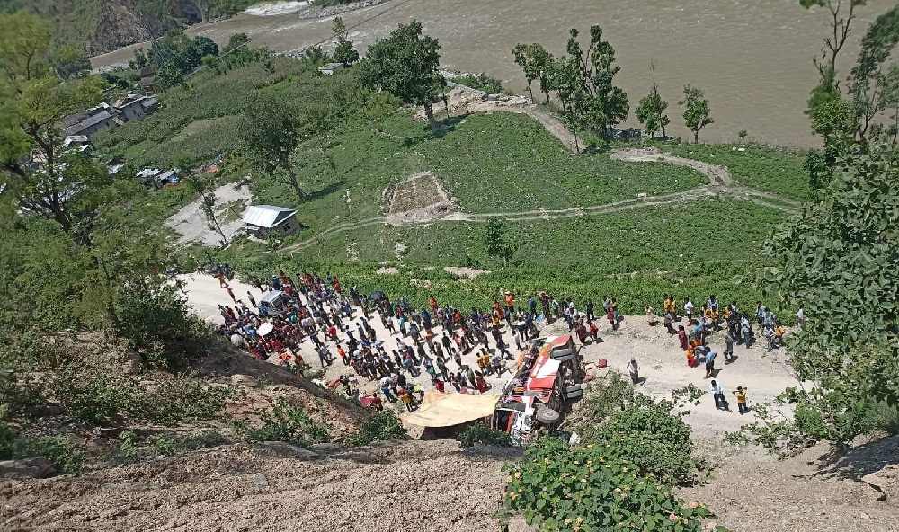 रामेछाप बस दुर्घटना : बस भिरमा खस्न लागेपछि फाल हानेर जोगिए चालक, आफै गए प्रहरीमा