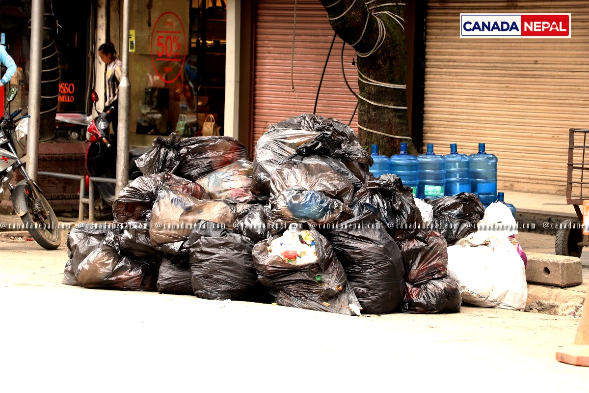 काठमाडौंका सडकमा फोहरको डङ्गुर