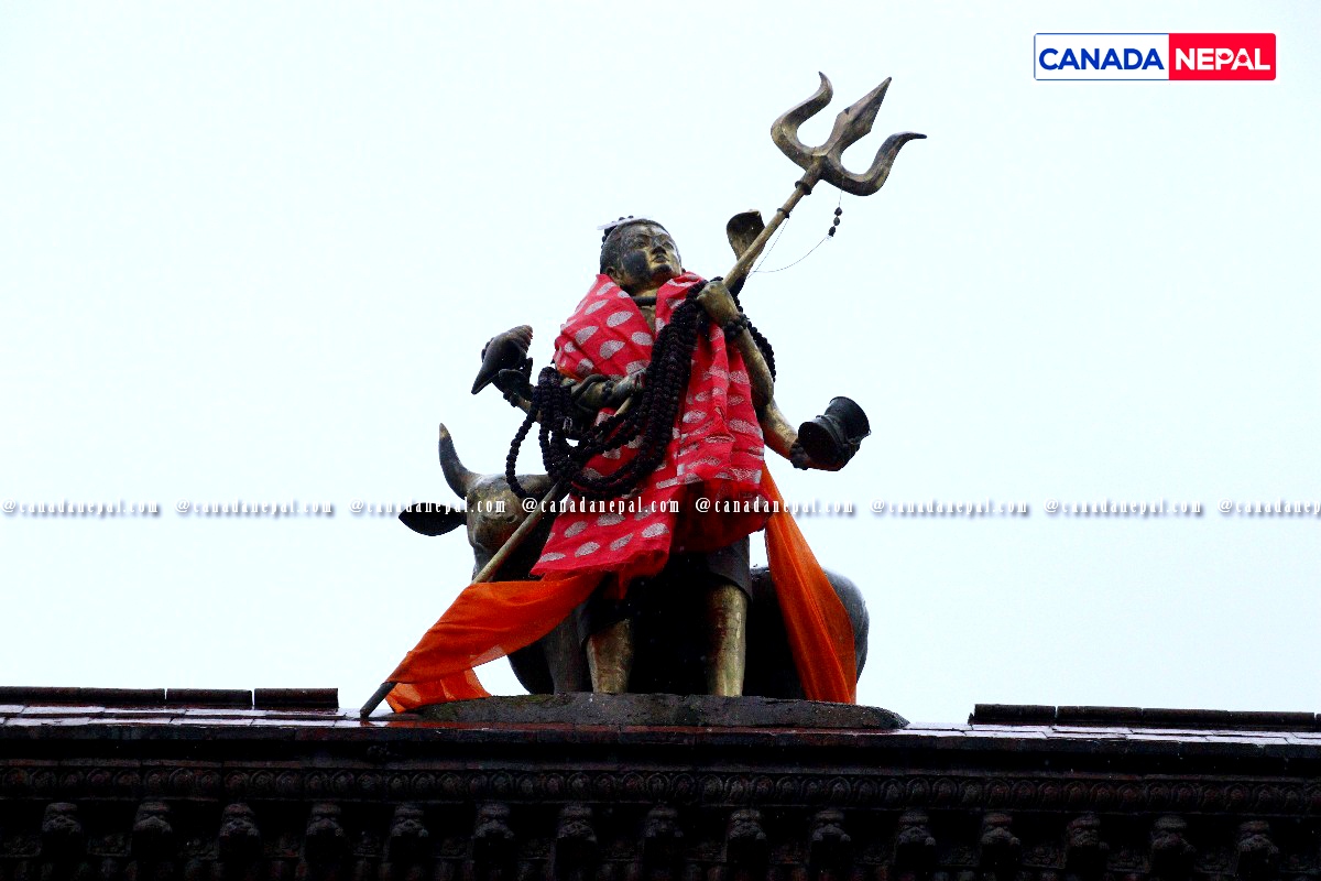 मखनस्थित महेन्द्रेश्वर महादेवको मन्दिरमा व्रतालुको भीड (तस्वीरहरू)