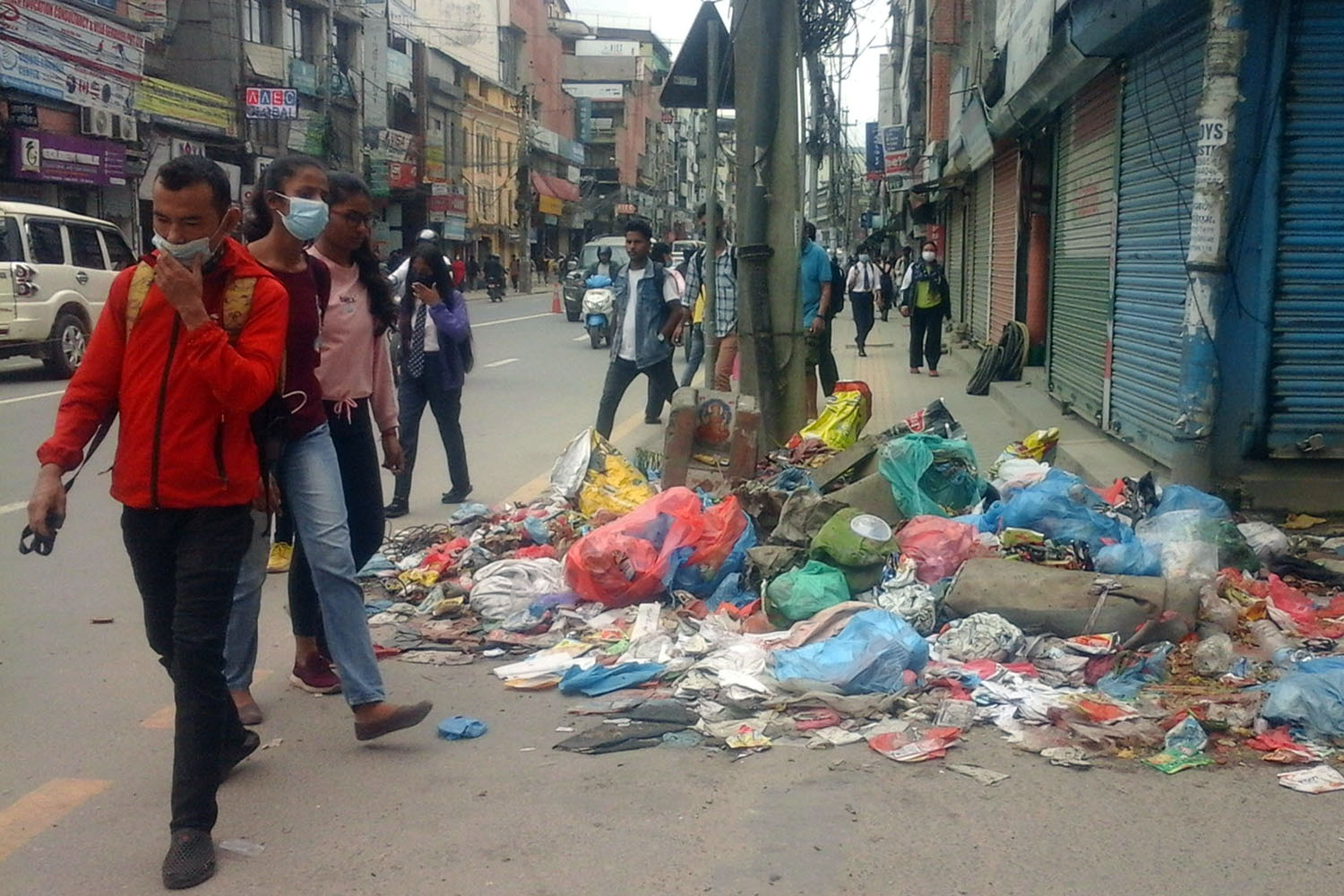 फोहोर व्यवस्थापन गर्ने कम्पनीले नै पैदलमार्गमा थुपार्‍यो फोहोर