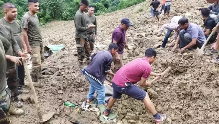 भारतको मणिपुरमा पहिरोका कारण ३८ जना अझै बेपत्ता