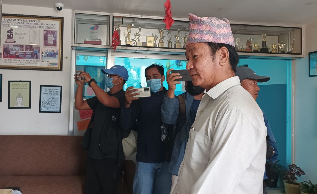 धरानका मेयर हर्क साम्पाङले गरे चर्को शुल्क लिने निजी विद्यालयको अनुगमन