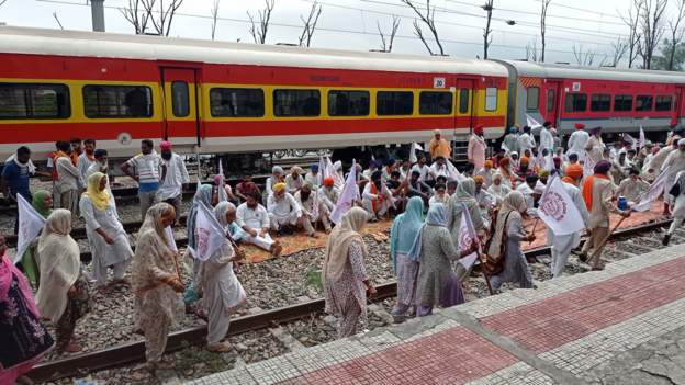 पञ्जाबमा किसानहरूले सुरु गरे ‘रेल रोको’ आन्दोलन