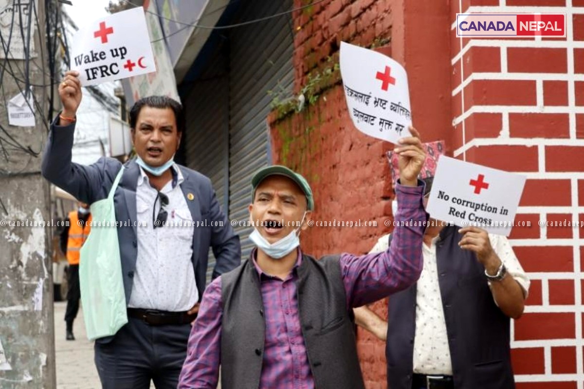 रेडक्रसको राष्ट्रिय भेलास्थलमा अर्को पक्षको प्रदर्शन