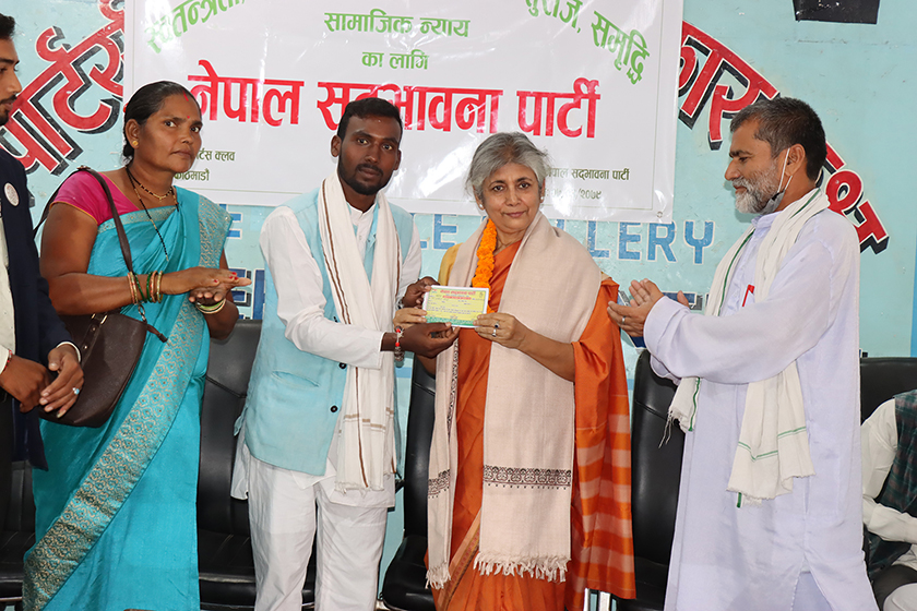 सरिता गिरी सद्भावना पार्टीमा फर्किइन्