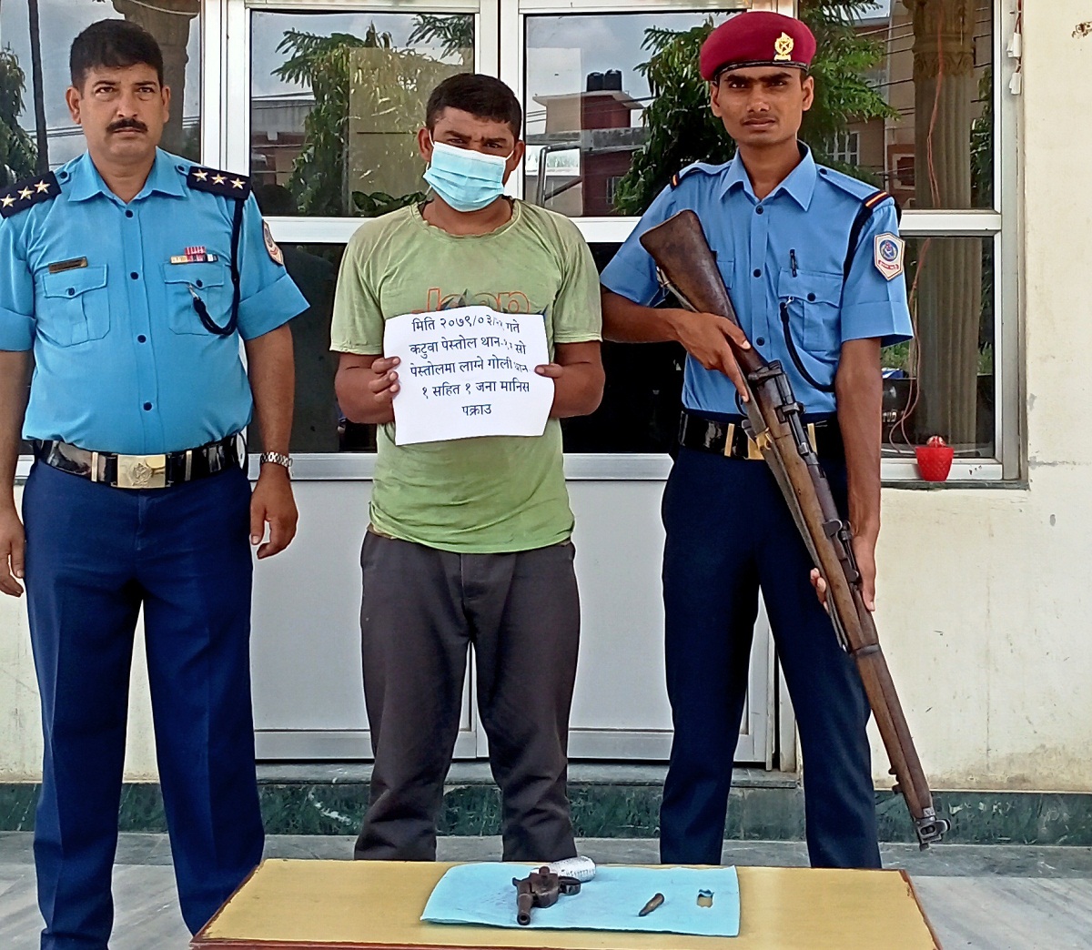 सर्लाहीका स्थानीय व्यापारी पेस्तोलसहित पक्राउ