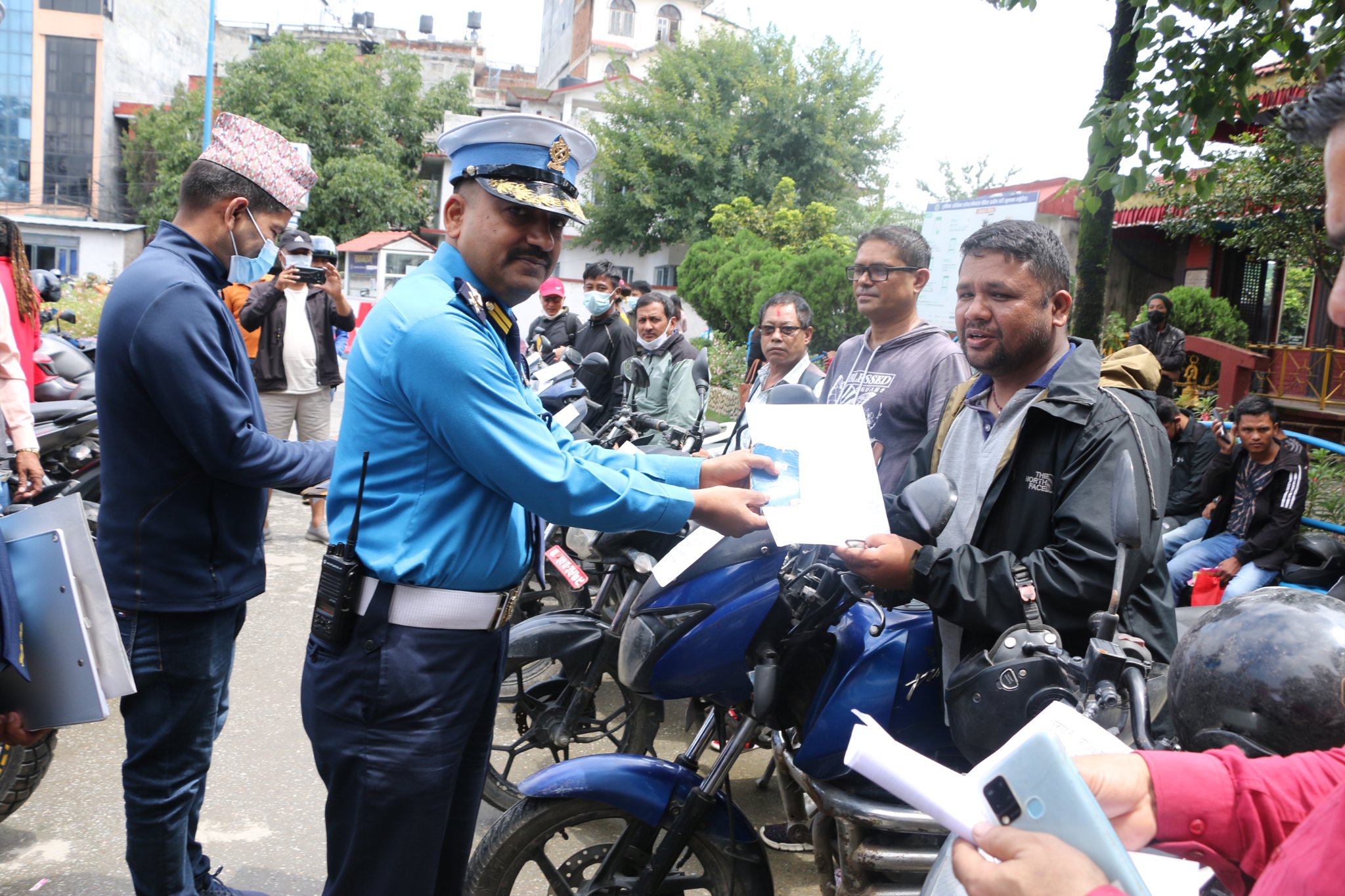 ट्राफिक प्रहरीद्वारा २० वटा चोरीका मोटरसाईकल सम्बन्धित धनीलाई हस्तान्तरण