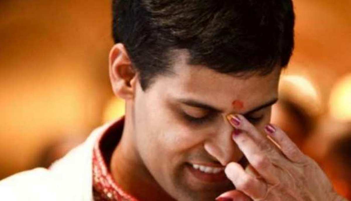 यो हो टीका लगाउने सहि औंला, कुन औंलाले कसलाई टीका लगाउने ?