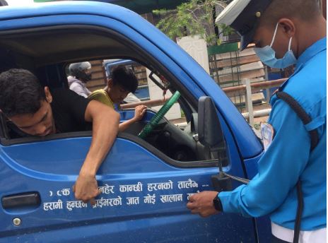 सवारी साधनमा लेखिएको गजल-सायरी हटाउँदै ट्राफिक प्रहरी