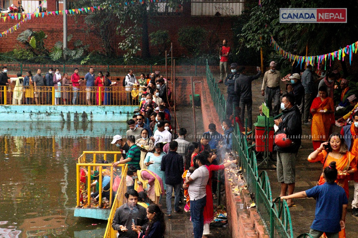 नागपञ्चमीका दिन नागपोखरीमा पूजा गर्दै भक्तजनहरु {फोटो फिचर}