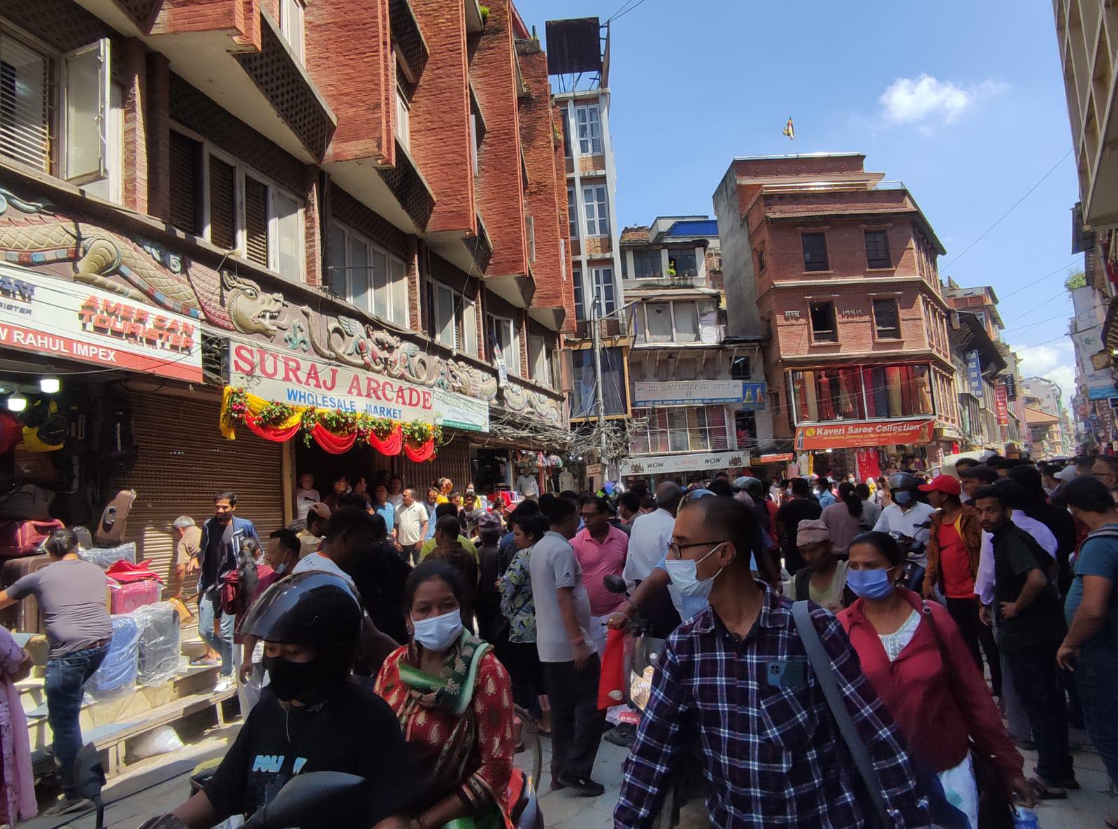 सुरज आर्केडको अवैध संरचना हटाउँदै महानगर