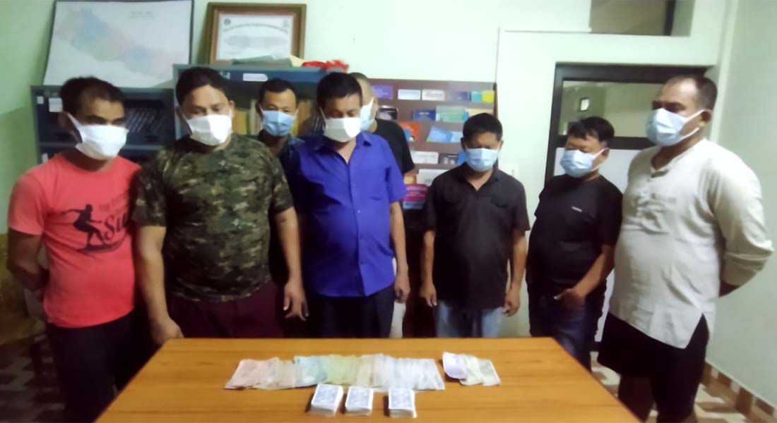 यी हुन् पक्राउ परेका आठ जुवाडे