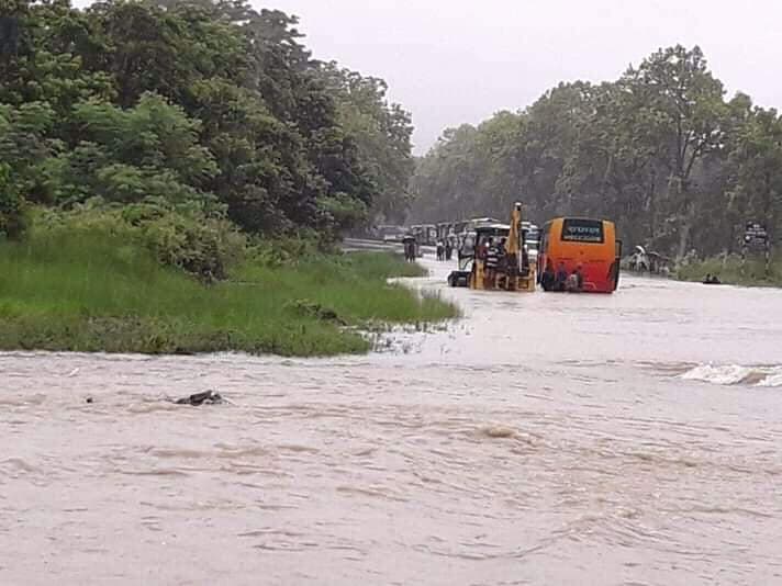 बागझोरामा आएको बाढीका कारण यातायात सेवा अवरुद्ध