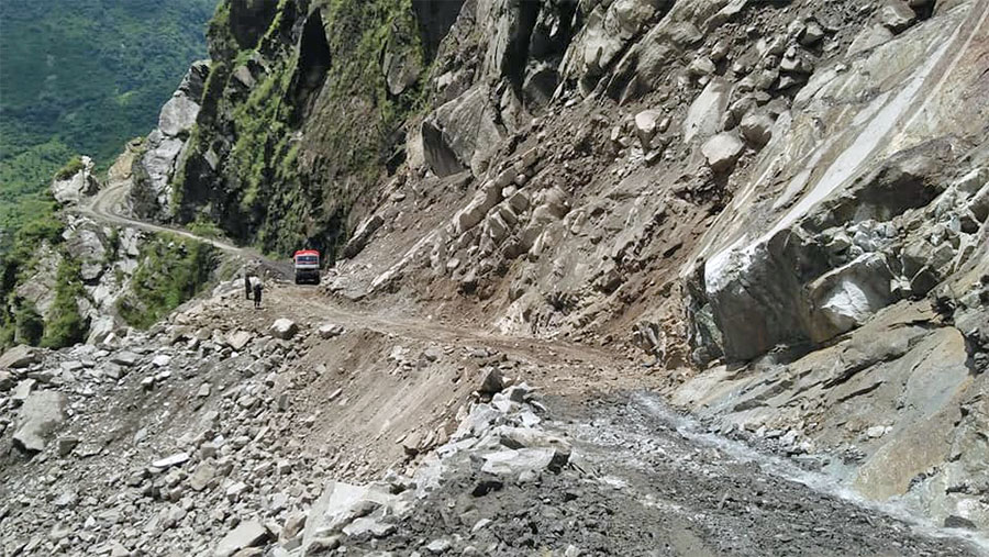 अवरुद्ध बेनी–जोमसोम सडक तीन दिनपछि खुल्यो
