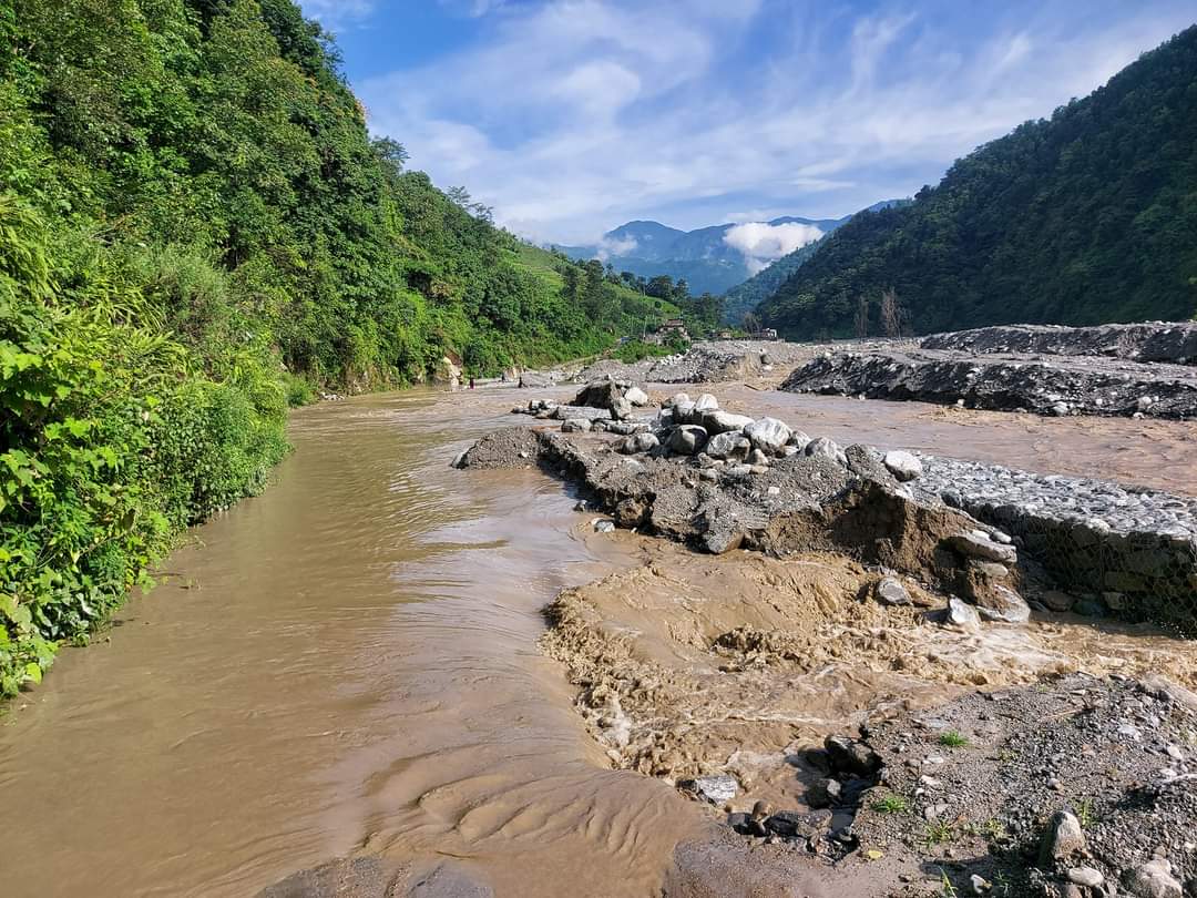 बाढीले मेलम्ची–हेलम्बु सडकखण्ड अवरुद्ध