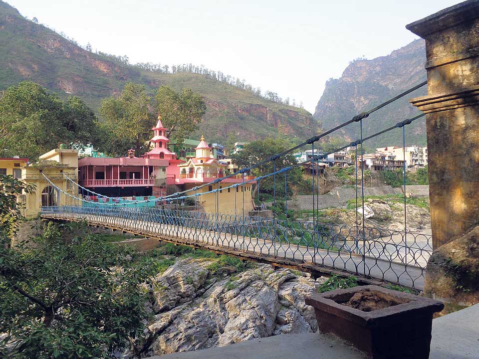 गौरा मनाउन सीमा क्षेत्रमा स्वदेश फर्किनेको भीड