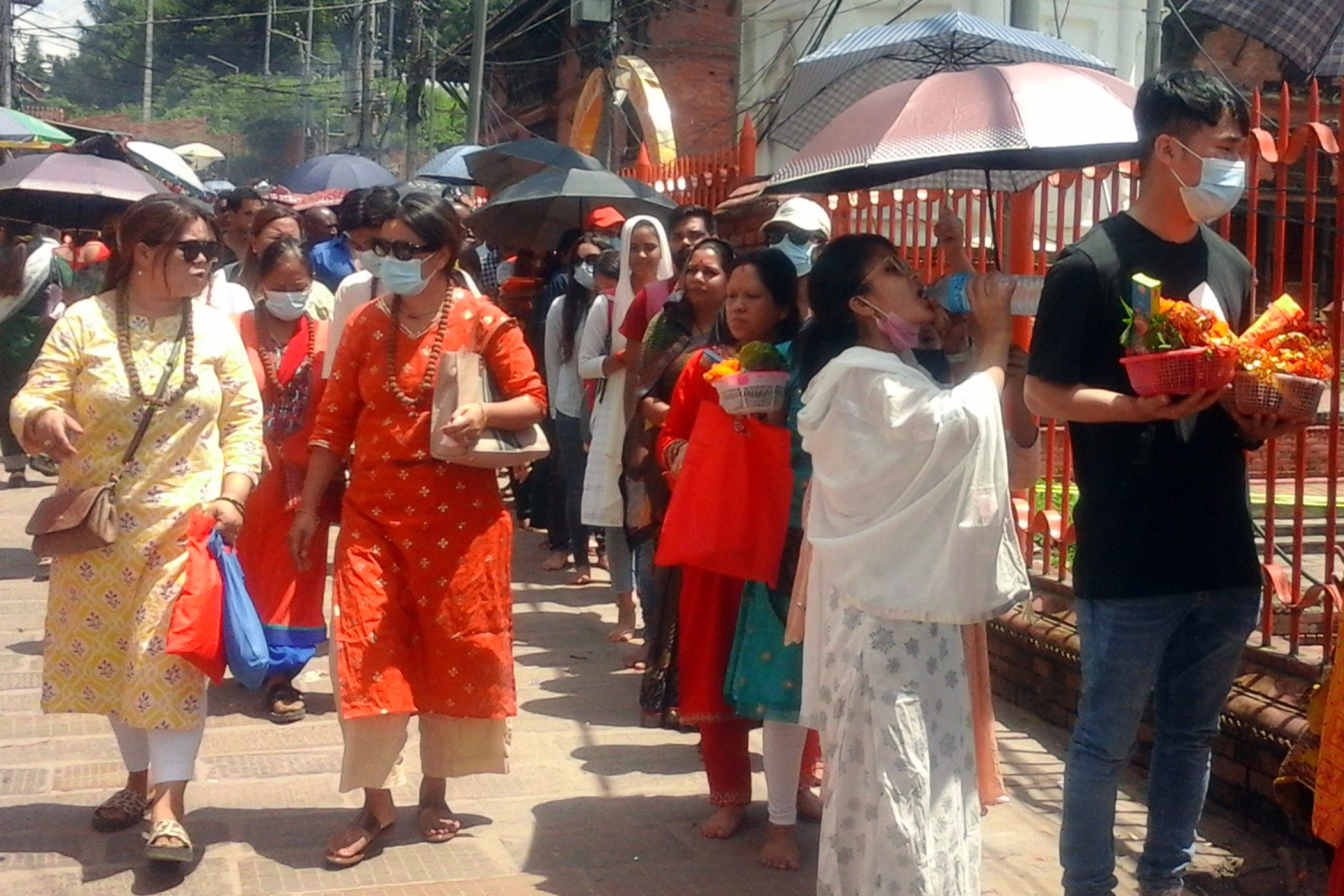 साउनको चौंथो सोमबार : टन्टलापुर घाममा हजाराैं भक्तजन पशुपति क्षेत्रमा