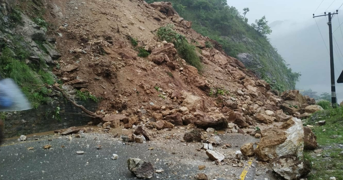 पहिरोका कारण हेलम्बु राजमार्ग बन्द