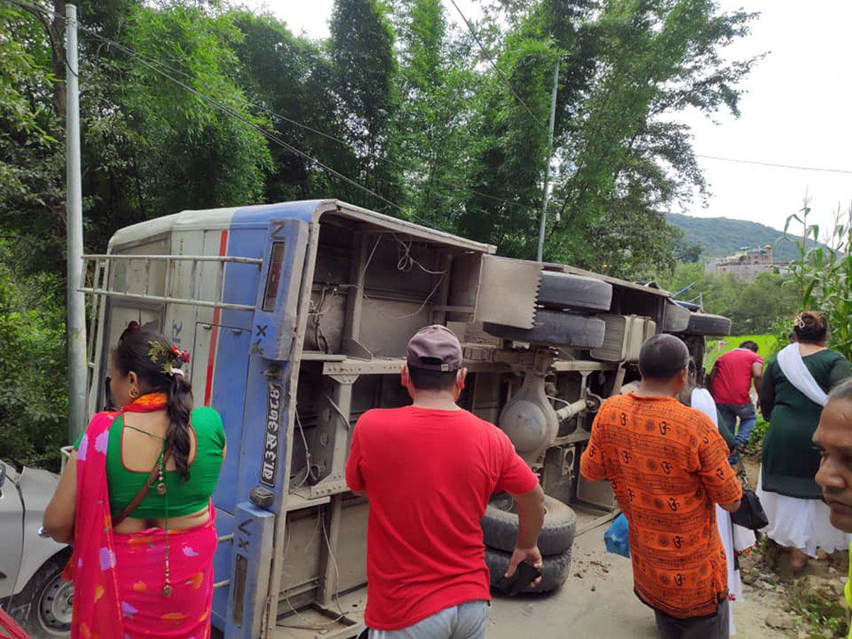 डोलेश्वरमा तीर्थालु बोकेको बस दुर्घटना, १४ जना घाइते