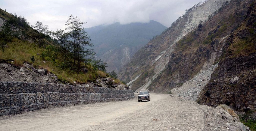 पहिराले राप्ती लोकमार्ग अवरुद्ध