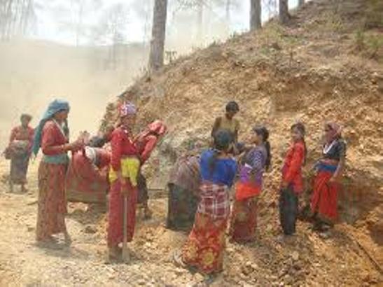 उपभोक्ता समितिमार्फत बाटो खनेका महिलालाई ऋणको भार