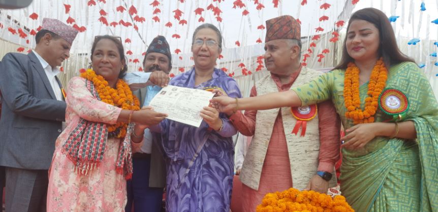 भूमिहीन बादी परिवारले पाए लालपूर्जा