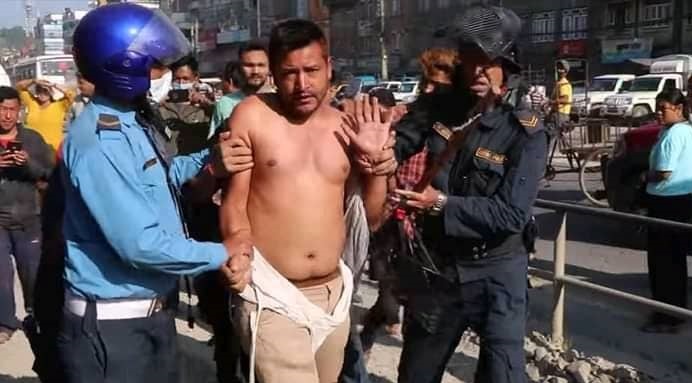 बनेपामा बस फुटाउन खोज्ने ‘विप्लव’ कार्यकर्तामाथि कुटपिट, आठ जना पक्राउ