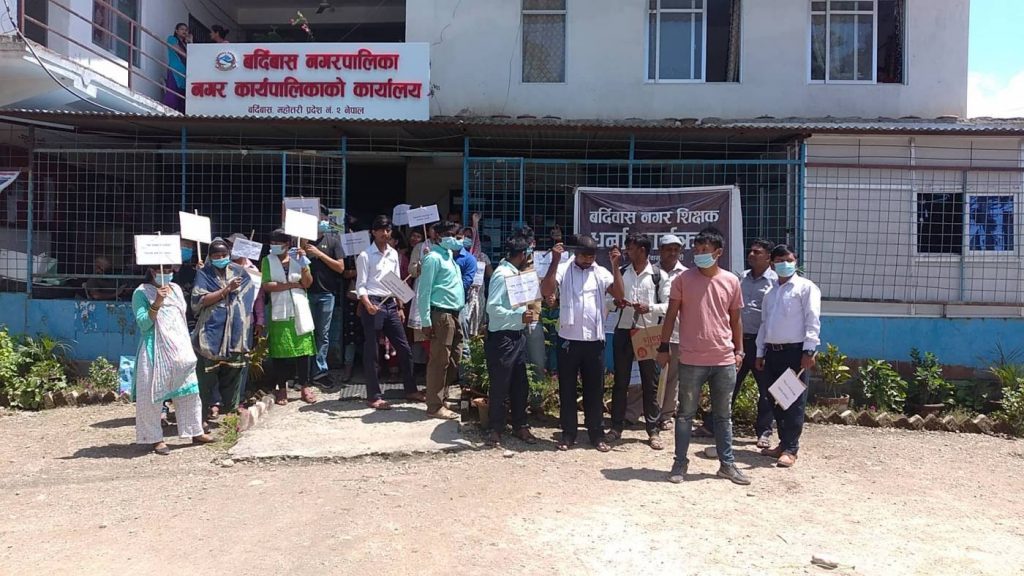 करार शिक्षक हटाएकोमा विरोध : बर्दिबास नगरपालिकाको कामकाज ठप्प