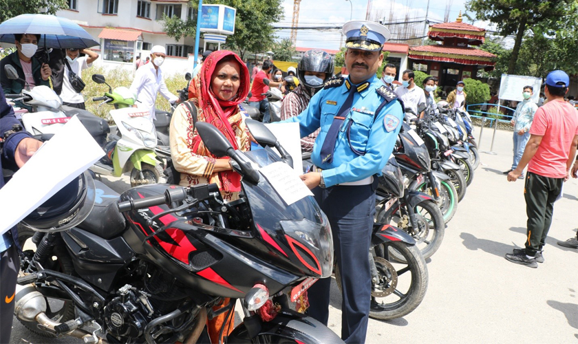 काठमाडौंबाट हराएका २५ वटा मोटरसाइकल र स्कुटर खोजेर धनीलाई बुझाइयो