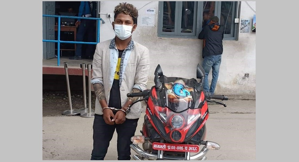 चोरीको मोटरसाइकलसहित युवक पक्राउ