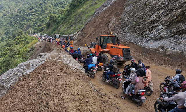 पहिरोले अवरुद्ध थर्पु–खैरेनीटार सडक एकतर्फी सञ्चालन